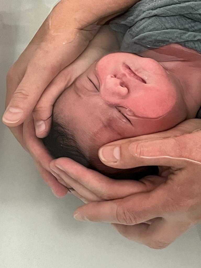 bébé avec les yeux sous l'eau lors d'un TBB