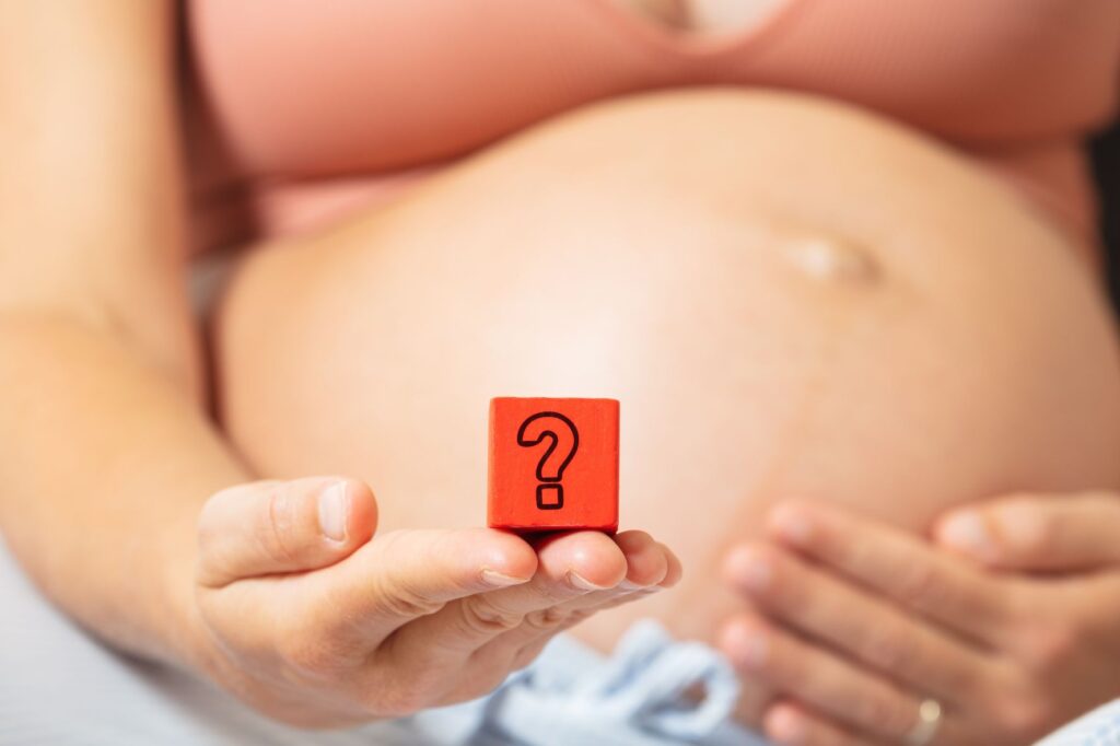 femme enceinte qui se pose une question