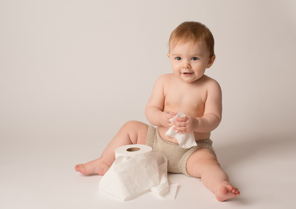 bébé joue avec des rouleaux de papier toilette